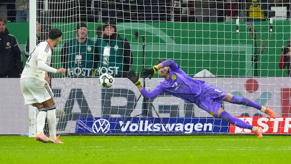 Gregor Kobel wehrt den Schuss von Fares Chaibi ab. 