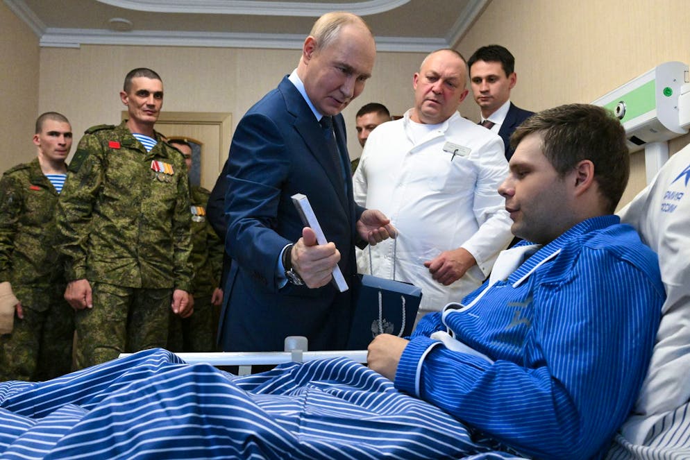 Putin besucht verwundete Soldaten in Moskau.