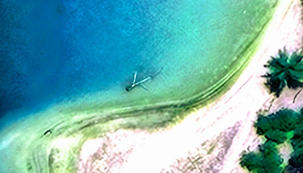 Amelia Earhart in immagini. Come la precedente fotografia aerea, anche questa immagine satellitare mostra l'atollo di Nikumaroro nel Pacifico meridionale, questa volta concentrandosi sul cosiddetto oggetto Taraia. L'enigmatica anomalia, riconoscibile nelle immagini satellitari e dei droni, è al centro di nuove speculazioni sulla sorte della Earhart e sarà anche l'obiettivo della spedizione prevista per il novembre 2025.