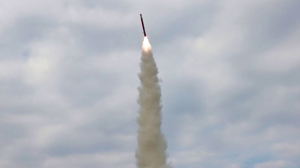 Ein vom nordkoreanischen Regime zur Verfügung gestelltes Bild soll einen Test eines tieffliegenden Marschflugkörpers am 28. Oktober 2025 zeigen. 