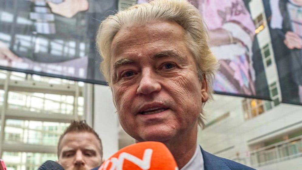 Die Partei des Rechtspopulisten Geert Wilders muss bei der Parlamentswahl in den Niederlanden nach neuesten Hochrechnungen starke Verluste hinnehmen.