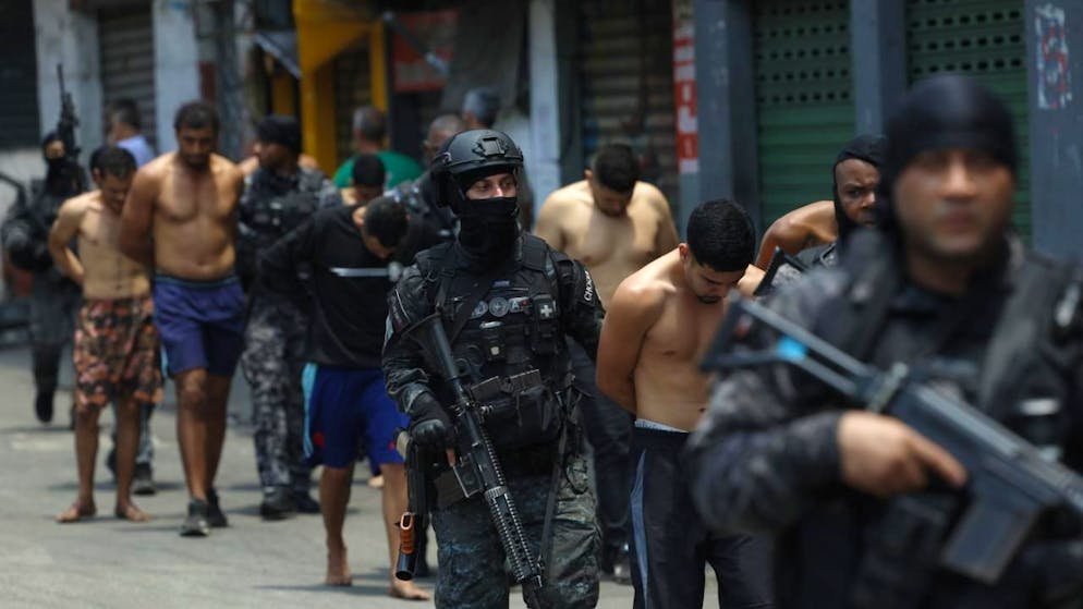 Forze di polizia arrestano sospetti narcotrafficanti a Rio de Janeiro