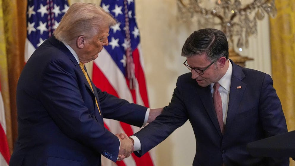 Der republikanische Vorsitzende des US-Repräsentantenhauses, Mike Johnson (r.), mit US-Präsident Donald Trump im Weissen Haus. (22. Juli 2025)