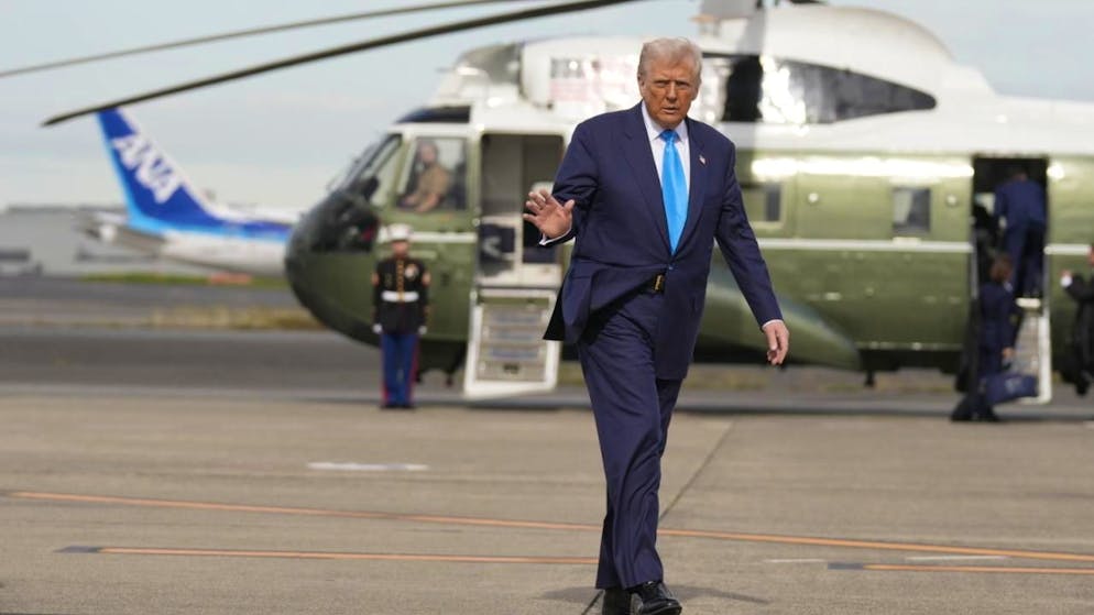 US-Präsident Donald Trump bereitet sich auf dem Flughafen Haneda auf den Einstieg in die Air Force One auf dem Weg nach Südkorea vor. Foto: Mark Schiefelbein/AP/dpa