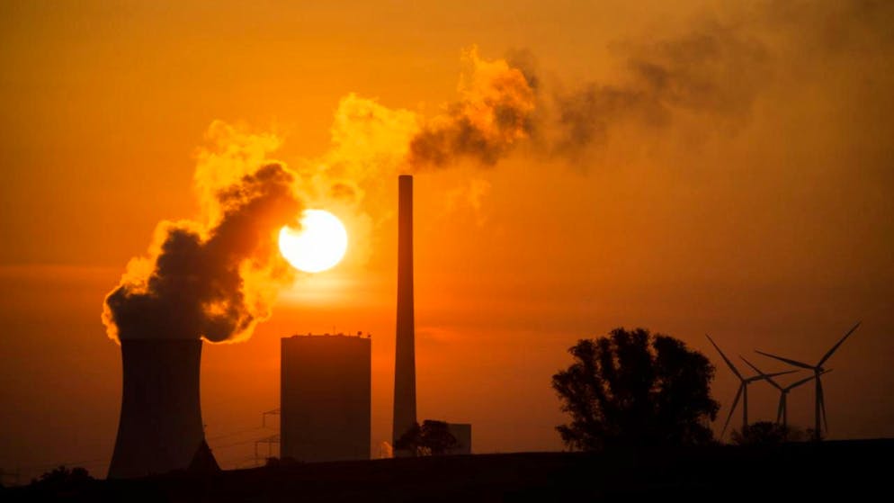 Die menschliche Abhängigkeit von fossilen Brennstoffen hat Hitze, Luftverschmutzung und die Verbreitung von Infektionskrankheiten zur Folge. (Archivbild)