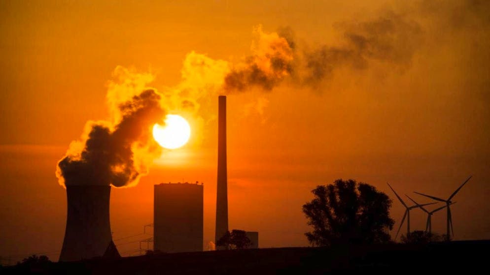 Human dependence on fossil fuels results in heat, air pollution and the spread of infectious diseases. (archive image)