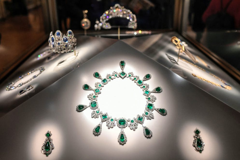 Cette photo montre le « Collier et boucles d'oreilles de la parure d'émeraudes de l'impératrice Marie-Louise » exposé à la galerie Apollon le 14 janvier 2020 au musée du Louvre à Paris (archives).
