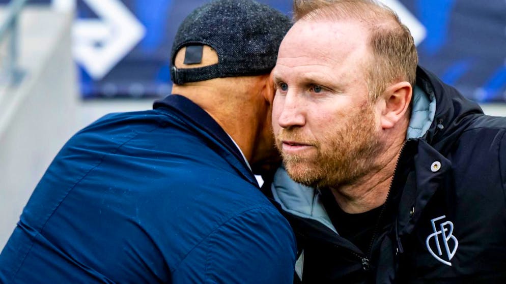 Ludovic Magnin gratuliert Peter Zeidler zum klaren Sieg.