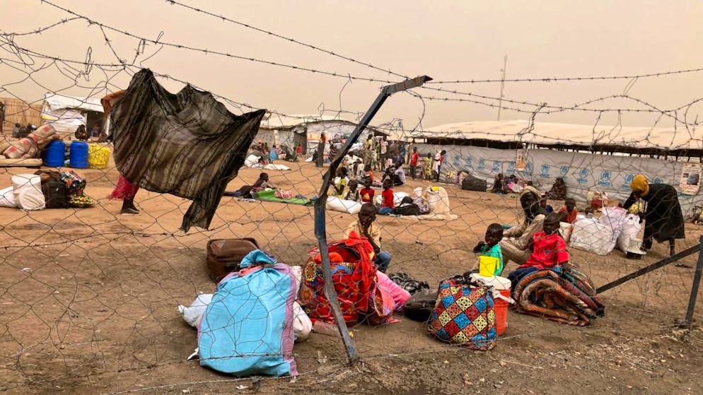 ARCHIV - Flüchtlinge aus dem Sudan warten hinter dem Grenzübergang  in den Südsudan auf die Weiterreise. Der Machtkampf im Sudan, der seit Mitte April 2023 andauert, hat die nach UN-Angaben weltweit größte Flüchtlingskrise mit mehr als zwölf Millionen Geflüchteten ausgelöst. Seit Monaten kämpfen die Konfliktparteien um die Kontrolle in der Region Nord-Darfur. Foto: Eva-Maria Krafczyk/dpa