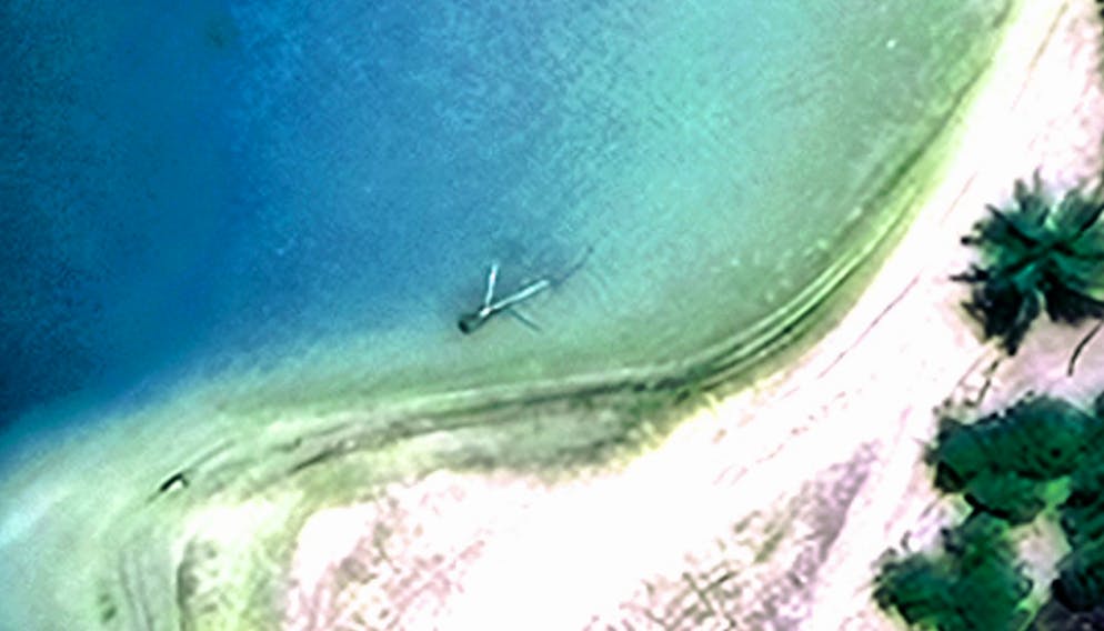 Neue Spuren sollen zum Wrack von Abenteurerin Amelia Earhart führen. Wie die Luftaufnahme zwei Bilder davor zeigt dieses Satellitenbild erneut das Nikumaroro-Atoll im Südpazifik – diesmal mit Fokus auf das sogenannte Taraia-Objekt. Die rätselhafte Anomalie, erkennbar auf Satelliten- und Drohnenbildern, steht im Zentrum neuer Spekulationen um Earharts Schicksal und wird auch Ziel der für November 2025 geplanten Expedition sein.