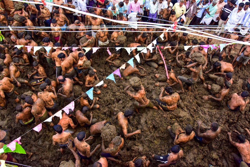 Al Gorehabba festival, immersi nello sterco di mucca
