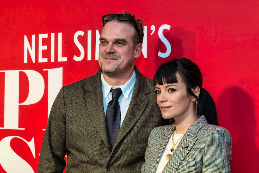 David Harbour e Lily Allen nel 2022.