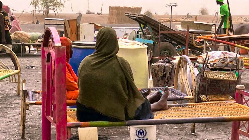 ARCHIVE - Refugee women from Sudan with their belongings. The power struggle in Sudan, which has been ongoing since mid-April 2023, has triggered the world's largest refugee crisis, according to the UN, with more than twelve million refugees. Human rights organizations complain about sexual violence as a weapon of war. The aid organization Doctors Without Borders reports that there are hardly any safe places for women and girls in the combat zones. (to dpa: "Tens of thousands flee after capture of Sudanese city") Photo: Eva-Maria Krafczyk/dpa