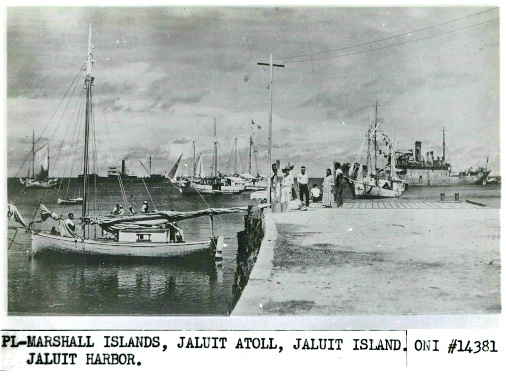 Amelia Earhart in immagini. Foto non datata degli Archivi Nazionali degli Stati Uniti, scattata nelle Isole Marshall: mostra persone al porto che secondo alcuni potrebbero essere Amelia Earhart e il suo navigatore Fred Noonan. L'immagine ha alimentato la teoria secondo cui l'aviatrice potrebbe essere stata catturata dalle truppe giapponesi dopo la sua scomparsa nel 1937.