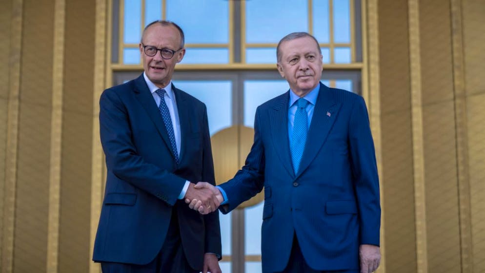Bundeskanzler Friedrich Merz (CDU) wird von Recep Tayyip Erdogan (r), Präsident der Türkei, vor dem Präsidialpalast begrüßt. Merz hält sich zu seinem Antrittsbesuch in der Türkei auf. Foto: Michael Kappeler/dpa