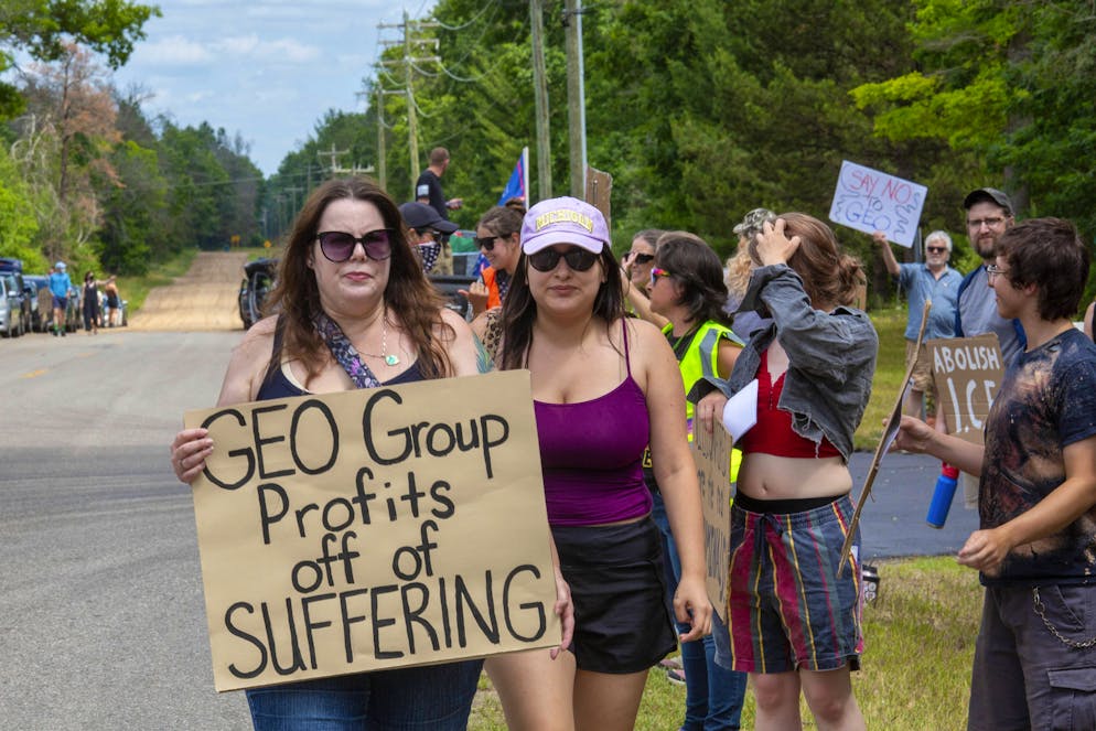 Aktivist*innen demonstrieren gegen die North Lake Correctional Facility, die gerade als grösste Haftanstalt für Einwanderer im Mittleren Westen wiedereröffnet wurde. 