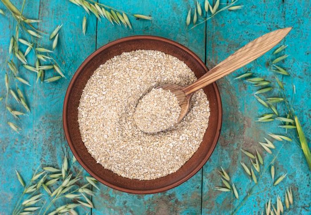 Damit startest du gesund in den Tag. 50 Prozent mehr Ballaststoffe als Haferflocken hat Haferkleie. Kleie besteht nicht aus dem vollen Korn, sondern aus den Randschichten und dem Keim. In diesen Bereichen des Hafers befinden sich ein Grossteil der Vitamine, Mineralstoffe, Eiweiss und Ballaststoffe der Körner. Haferkleie fördert aber nicht nur die Verdauung, sondern wirkt auch entgiftend und cholesterinsenkend.