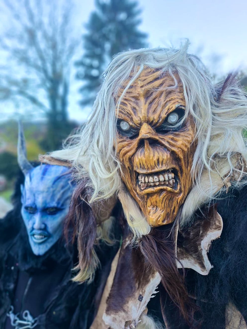 Hohlgass-Pass. Wer da wohl unter den Holzmasken steckt?