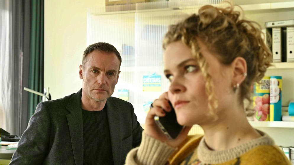 Could money or ID cards be stolen from the Bundesdruckerei Berlin?. Robert Karow (Mark Waschke) questions the employee (Leonie Krieg) of the bike courier service who is responsible for scheduling the riders.