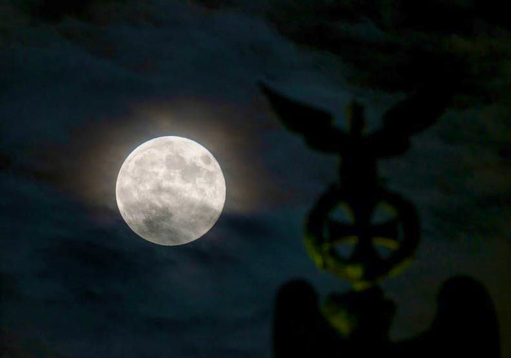 For October 31 - Sun, moon and stars in November - Shooting stars and the biggest full moon of the year. A particularly large full moon, also known as a supermoon, can be seen next to the top of the Quadriga on the Brandenburg Gate when it is slightly cloudy.