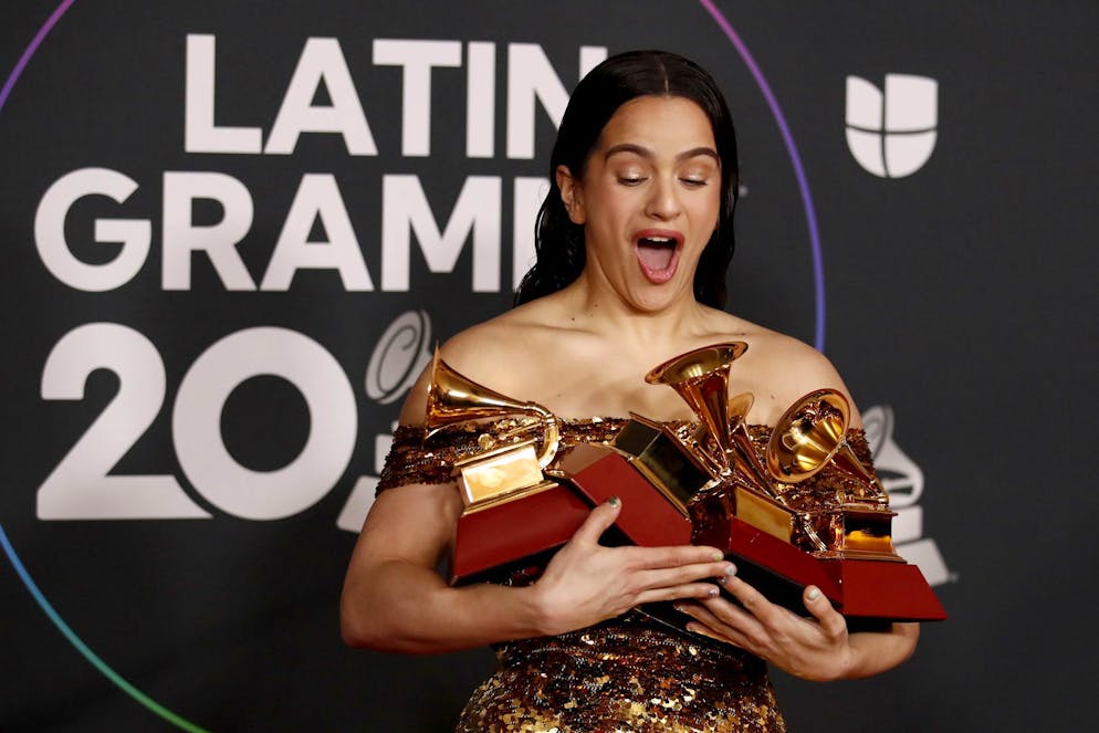 Rosalía an den Latin Grammys 2022. Vier Auszeichnungen nimmt sie in dem Jahr nach Hause.