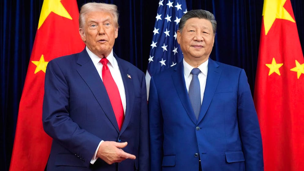 Erstmals seit sechs Jahren sind sich die Rivalen Donald Trump (l.) und Xi Jinping am Donnerstag in Südkorea persönlich begegnet.