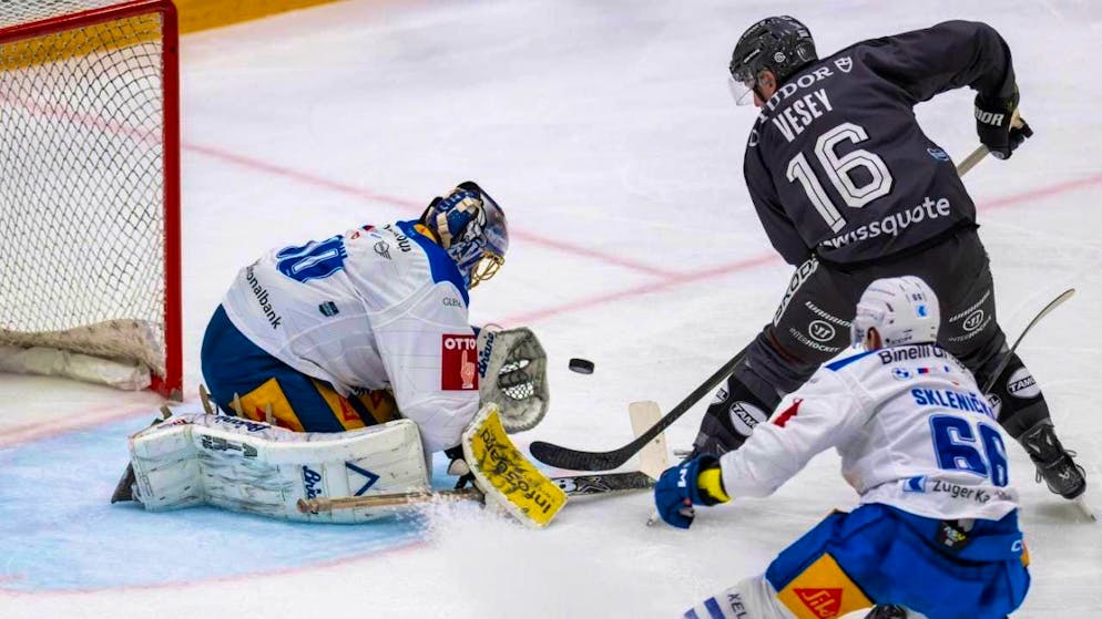 There was no getting past Zug's goalie Leonardo Genoni on Thursday night for Jimmy Vesey and the other Geneva players.