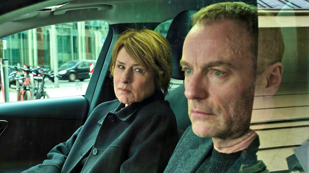 Could money or ID cards be stolen from the Bundesdruckerei Berlin?. Crime scene at the Bundesdruckerei? Detectives Bonard (Corinna Harfouch) and Robert Karow (Mark Waschke) investigate a dead bicycle courier.