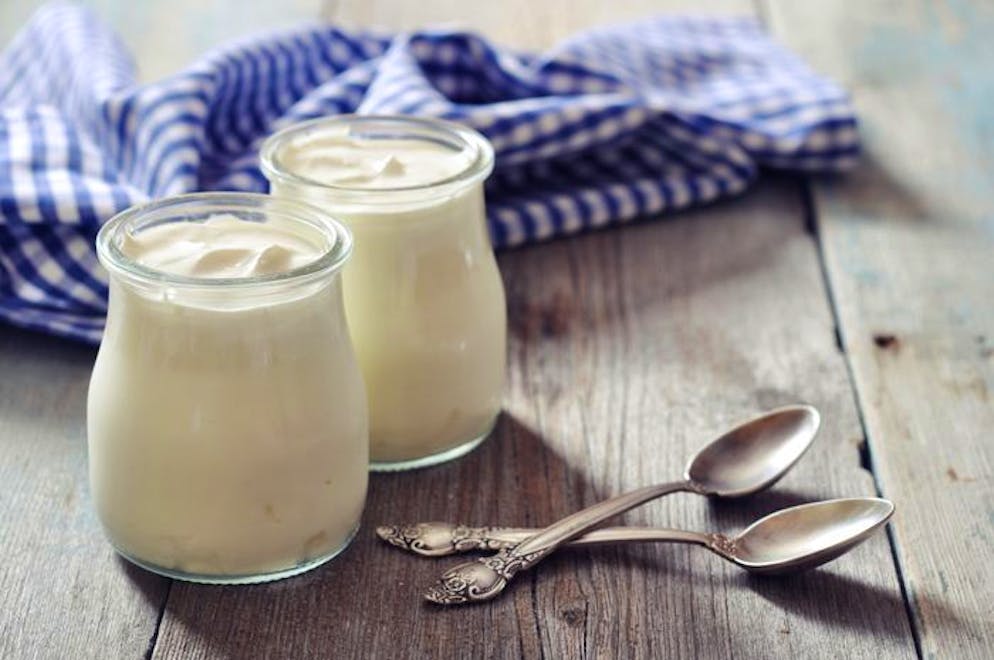 Damit startest du gesund in den Tag. Joghurt ist dank der Milchsäurebakterien und ihrer probiotischen Wirkung ein ideales Frühstück, um die Verdauung in Schwung zu bringen. Entweder pur oder im Müsli unterstützt Joghurt die Darmflora auf natürliche Weise und schmeckt zudem sehr lecker. Für einen nachhaltigen Einfluss sollte Joghurt täglich auf dem Speiseplan stehen. Auch Quark mit Leinöl ist eine gute Kombination bei Reizdarm oder Magen-Darm-Beschwerden.