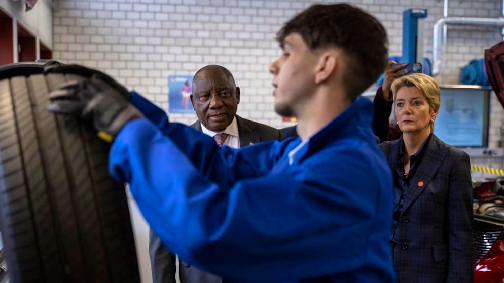 Le président sudafricain Ramaphosa a achevé sa visite en Suisse - Gallery. Avec la présidente de la Confédération Karin Keller-Sutter, le président sudafricain Cyril Ramaphosa a notamment visité, jeudi, un centre de formation professionnelle à Niederuzwil (SG).