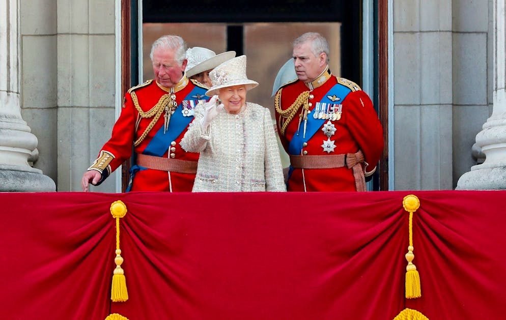 Paukenschlag im Palast: Prinz Andrew bald nicht mehr Prinz - Gallery. Damals war er noch Herzog von York: Andrew (rechts) mit seiner inzwischen verstorbenen Mutter, der Königin Elizabeth II., und seinem Bruder Charles. (Archivbild)