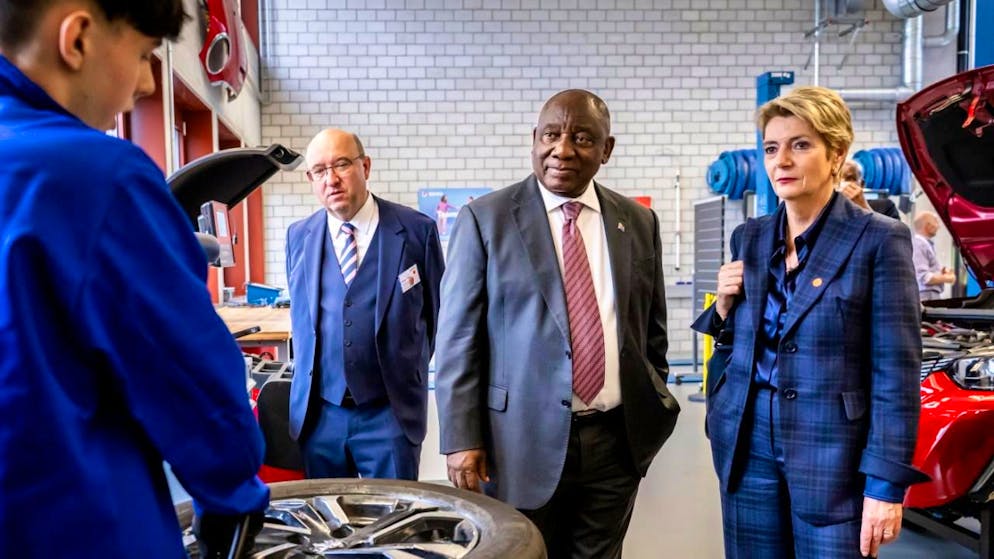 Le président sudafricain Ramaphosa a achevé sa visite en Suisse - Gallery. Avec la présidente de la Confédération Karin Keller-Sutter, le président sudafricain Cyril Ramaphosa a notamment visité, jeudi, un centre de formation professionnelle à Niederuzwil (SG).