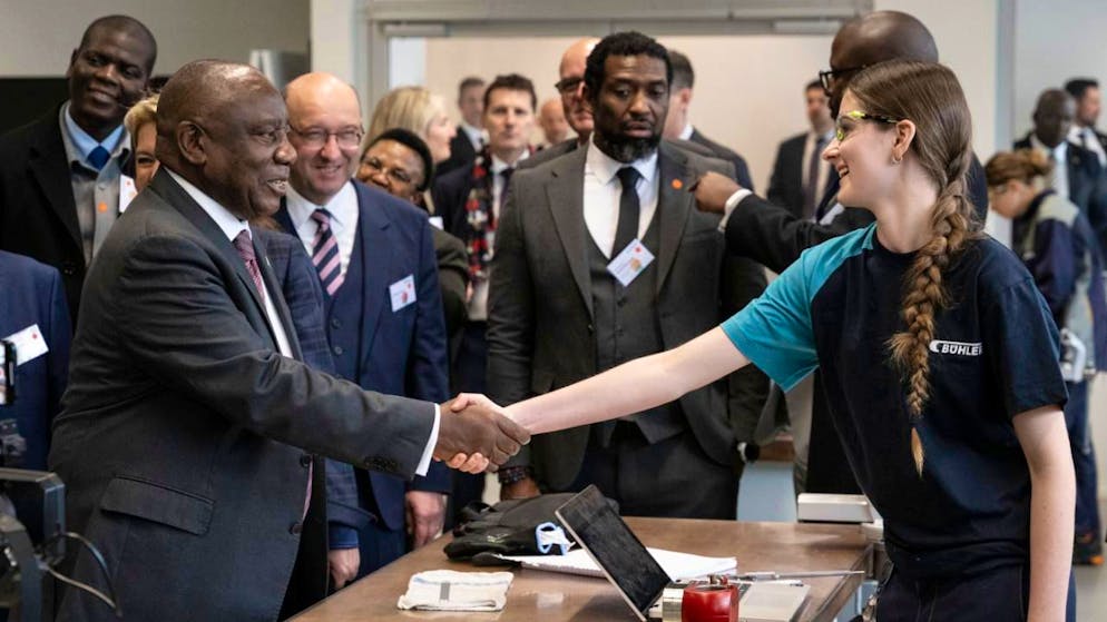 Le président sudafricain Ramaphosa a achevé sa visite en Suisse - Gallery. Au sein de l'entreprise Bühler, à Uzwil (SG), Cyril Ramaphosa a rencontré des apprenties et des apprentis.