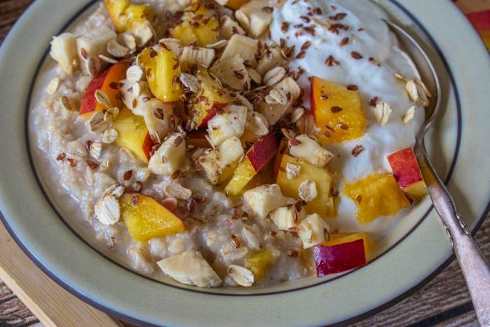 Damit startest du gesund in den Tag. Auch Leinsamen helfen beim Start in den Tag. Sie passen wunderbar zu Müsli, Quark, Joghurt, Smoothie oder auch auf Brötchen. Die kleinen Samen wirken vor allem in geschroteter Form und mit viel Flüssigkeit gegen Verstopfung und legen dank ihres hohen Gehalts an Ballaststoffen einen schützenden Film über den Magen-Darm-Trakt. Alternativ eignen sich auch Chiasamen oder Flohsamen.