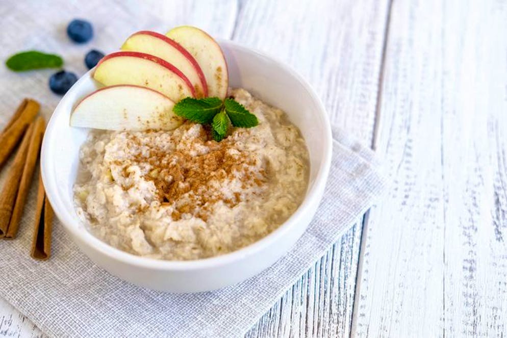 Damit startest du gesund in den Tag. Probier doch mal diese feine Porridge-Bowl: Zerdrück eine Banane, gib Haferflocken und etwas Wasser dazu und koche alles kurz auf. Danach kannst du nach Lust und Laune Früchte oder Beeren untermischen. Als Topping passen Honig, Kardamom oder Ceylon-Zimt besonders gut – vor allem Zimt regt die Verdauung an, hilft bei Magenbeschwerden und fördert die Durchblutung.