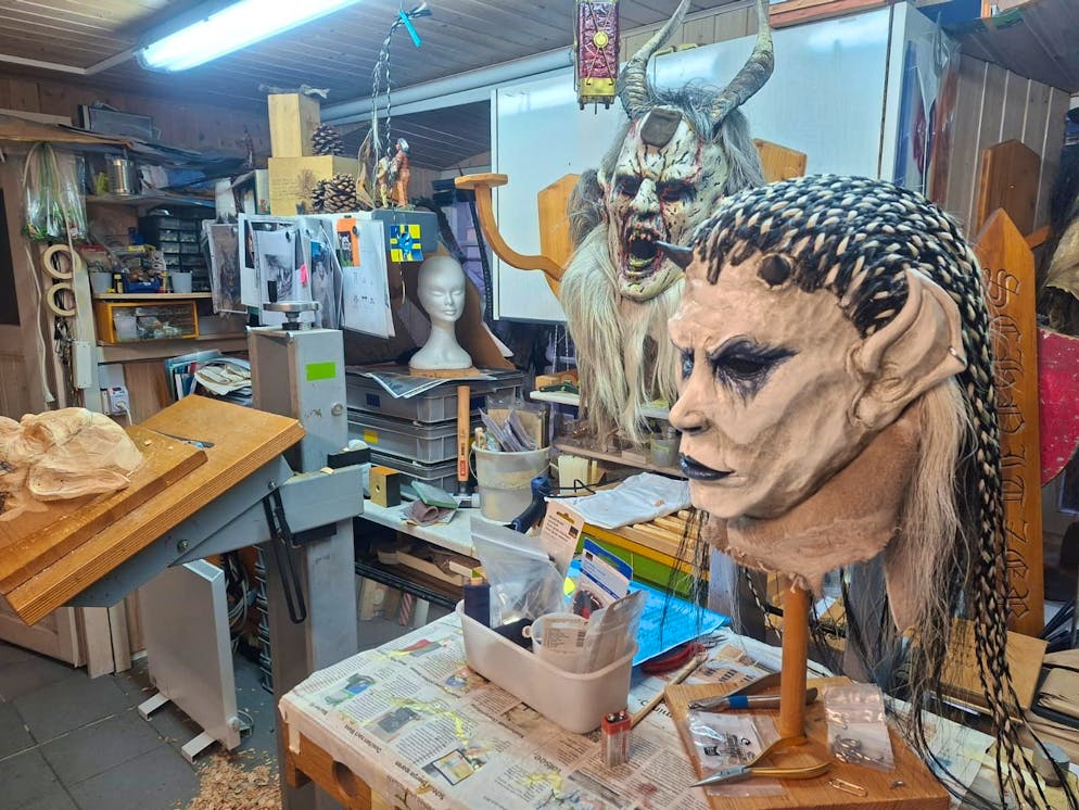 Hohlgass-Pass. In seiner Werkstatt schnitzt und bemalt Karl Gmür alle Masken der Hohlgass-Pass selbst.
