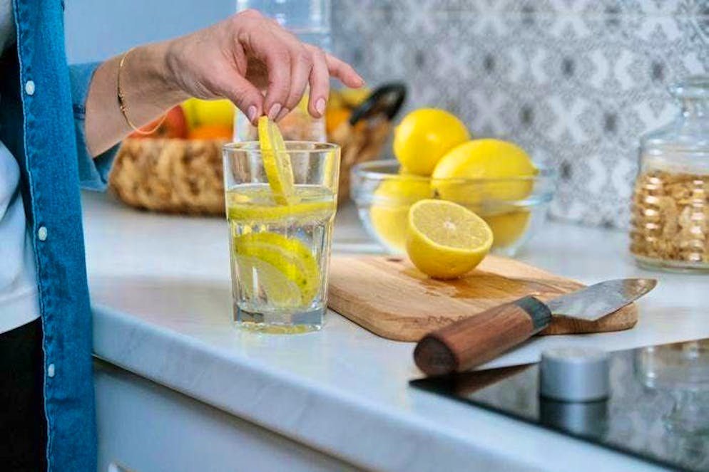 Circadian rhythm: How our inner clock ticks. Nothing is more important for your body than drinking enough fluids. The best way to start the day is with a large glass of lukewarm water - spiced up with a little lemon, lime, mint, ginger or apple cider vinegar. This prevents dehydration, helps detoxify and gets your digestion going.