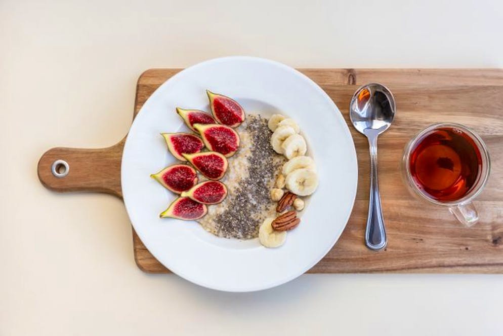 Damit startest du gesund in den Tag. Chiasamen werden wegen ihres hohen Gehalts an Ballaststoffen, Eiweiss und Omega-3-Fettsäuren als «Superfood» bezeichnet. Sie können im Müsli oder auch als morgendlicher Chia-Pudding verzehrt werden. Wichtig ist, die Samen zuvor in ausreichend Wasser quellen zu lassen. Erst dann können die Nährstoffe vom Körper besser aufgenommen werden.