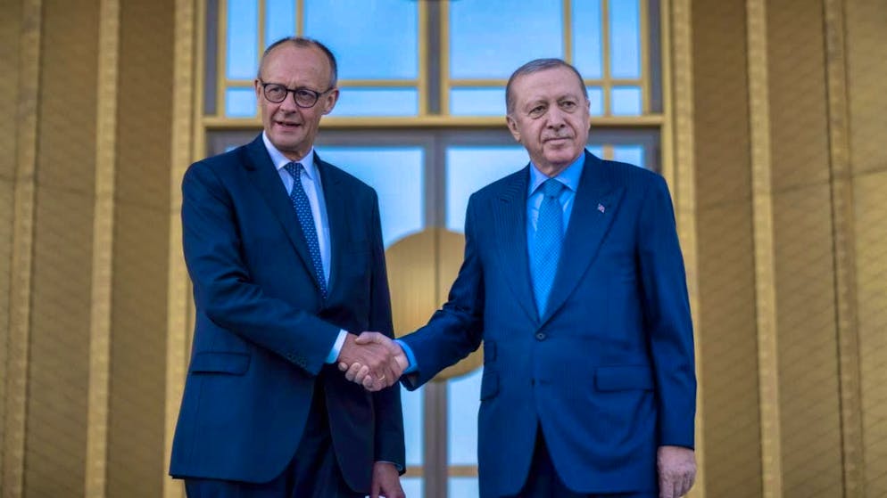 German Chancellor Friedrich Merz (CDU) is greeted by Recep Tayyip Erdogan (r), President of Turkey, in front of the presidential palace. Merz is on his inaugural visit to Turkey. Photo: Michael Kappeler/dpa