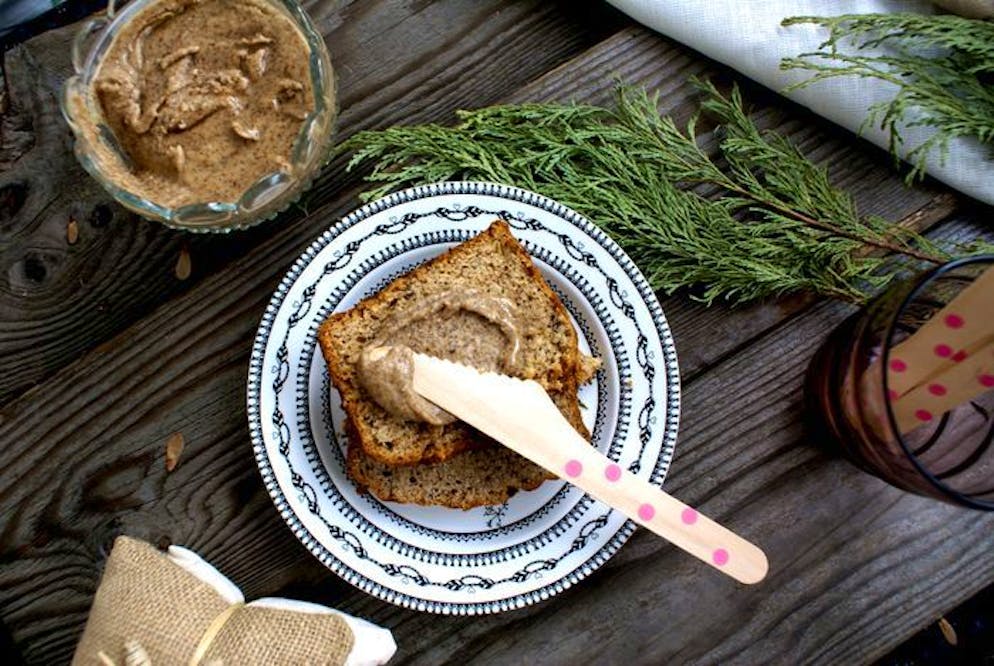 Damit startest du gesund in den Tag. Auch Mandeln sind gut für die Darmflora und regen die Verdauung an. Die Nüsse sind nicht nur reich an Ballaststoffen, sondern enthalten auch gesunde Fette und essenzielle Nährstoffe. Zudem fördern sie das Wachstum gesunder Darmbakterien, die sogenannten Bifido- und Lactobakterien. Die Nüsse können vielseitig zubereitet werden: pur, im Müsli, als Mandelmus auf Vollkornbrot oder als Zutat in Frühstücksriegeln.