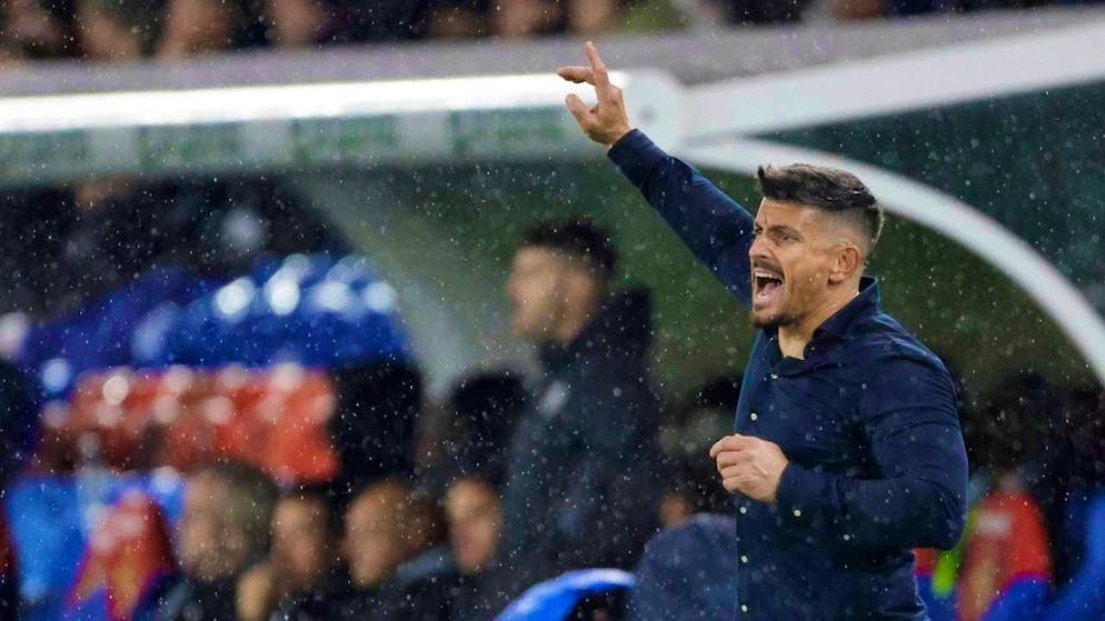 Dennis Hediger, on the touchline for FCZ, gives instructions