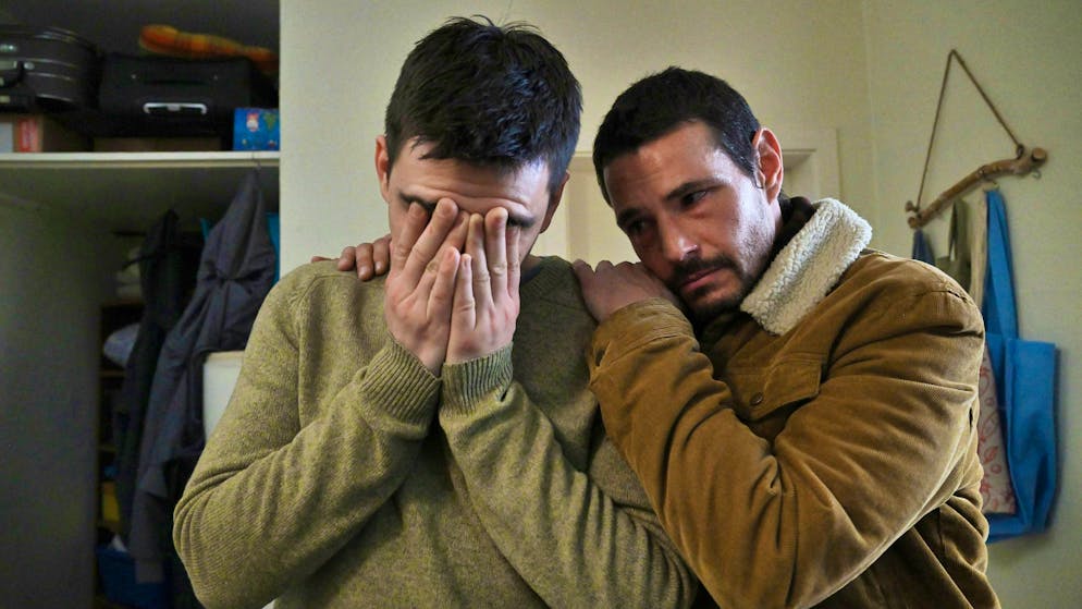 Could money or ID cards be stolen from the Bundesdruckerei Berlin?. The driver's relatives, his brother Luis (Henry Morales, left) and roommate Gabriel (Alberto Wolf), are devastated by the terrible news of the fatal traffic offense.