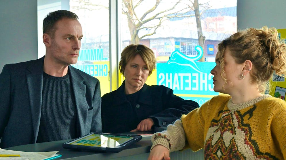 Could money or ID cards be stolen from the Bundesdruckerei Berlin?. Robert Karow (Mark Waschke) and Susanne Bonard (Corinna Harfouch) find little empathy for the riders from the bike courier dispatcher (Leonie Krieg).