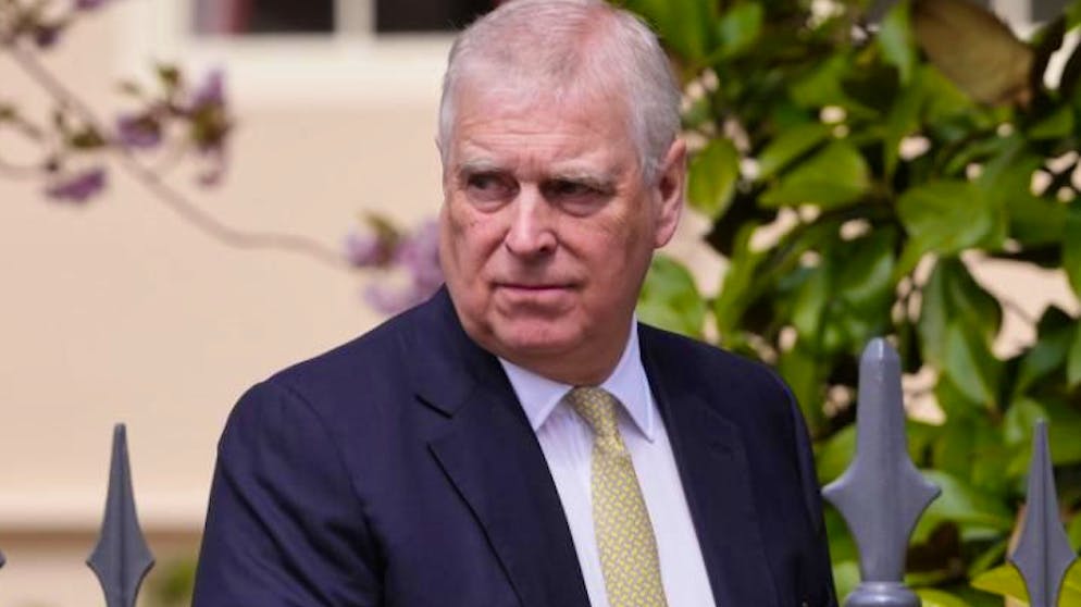 Buckingham frappe fort. Le prince déchu : Andrew perd tout, même sa demeure