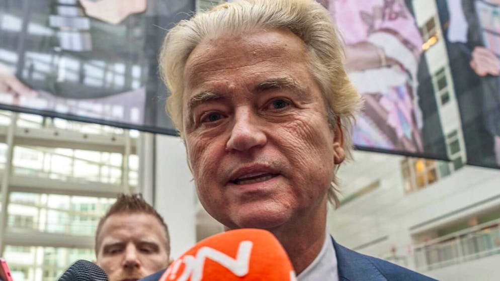 Der Rechtspopulist Geert Wilders, Vorsitzender der Partei für die Freiheit (PVV,M), spricht nach der Stimmabgabe in einem Wahllokal mit Journalisten. Foto: Charles M Vella/SOPA Images via ZUMA Press Wire/dpa