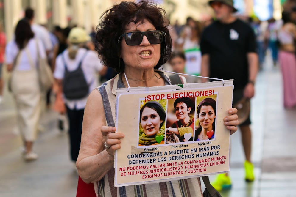 Madrid, le 30 mai 2025: Manifestation pour demander la libération de trois militantes kurdes iraniennes — Pakhshan Azizi, Sharifeh Mohammadi et Varisheh Moradi — emprisonnées en Iran et menacées de peine de mort après des procès dénoncés par les ONG pour torture, aveux forcés et violations graves des droits humains.