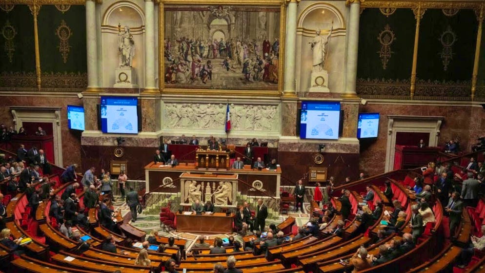The display boards in the National Assembly show the results of the first vote of no confidence in the government of French Prime Minister Lecornu. Photo: Thibault Camus/AP/dpa
