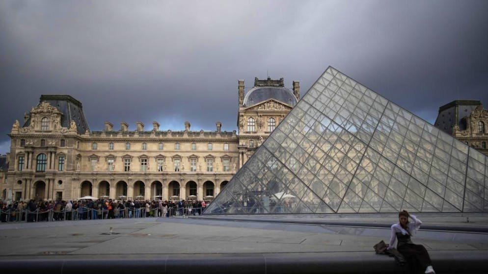 Refurtiva non ancora ritrovata. La procura di Parigi: «Altri cinque fermi per il furto al Louvre»