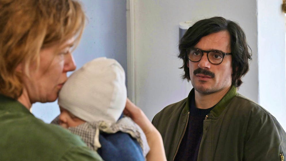 Could money or ID cards be stolen from the Bundesdruckerei Berlin?. A moment ago, young mother Denise Bonnefoy (Magdalena Wiedenhofer) thought her husband Xavier Weberlein (Hannes Wegener) was the victim and dead. But shortly after the shock, he enters the door in good health.