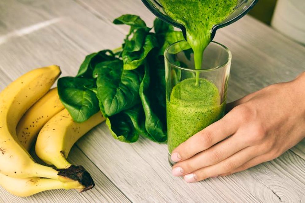 Damit startest du gesund in den Tag. Auch grünes Blattgemüse liefert viele Ballaststoffe. Dazu zählen Spinat, junge Brennnessel, Feldsalat oder Wildkräuter wie Löwenzahnblätter, die sich auch als Smoothie-Zutat eignen. Das grüne Gemüse bindet Giftstoffe im Darm, nährt gesunde Darmbakterien und reguliert so die Verdauung. Eine kleine Handvoll im Smoothie reicht aus, besser schmeckt's in Kombination mit Orange, Zitrone, Avocado, Mango oder Kiwi.